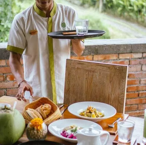 ホテル The Alena Resort A Pramana Experience