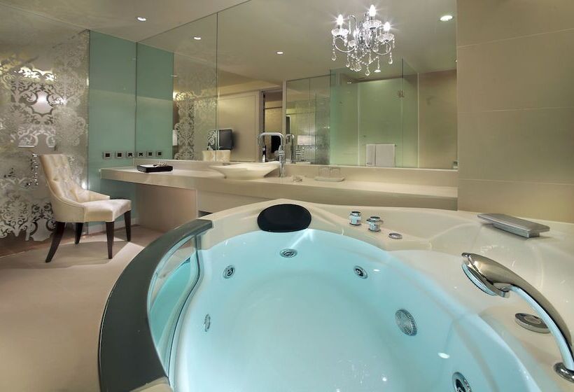 هتل The Crystal Resort Sun Moon Lake