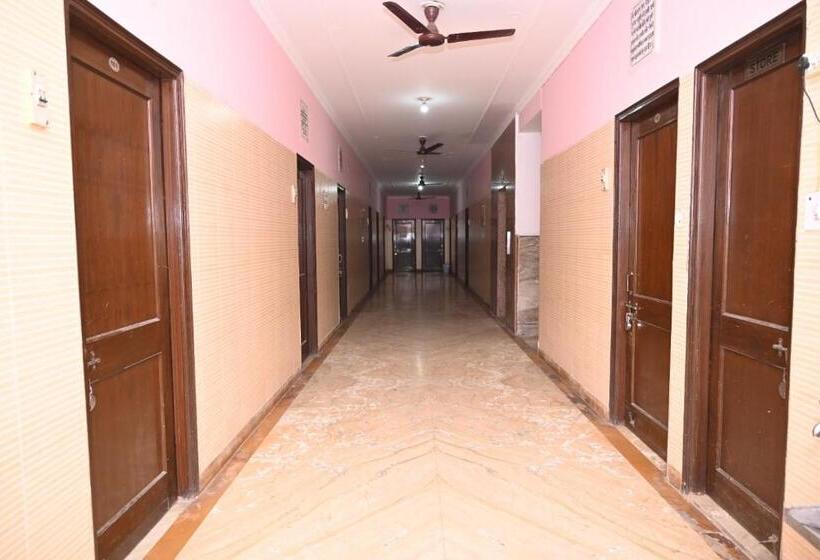 فندق Sarva Darshan Ashram