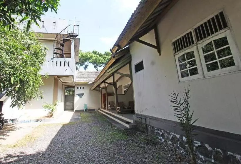 ホテル Spot On 92973 Madani Syariah Guesthouse