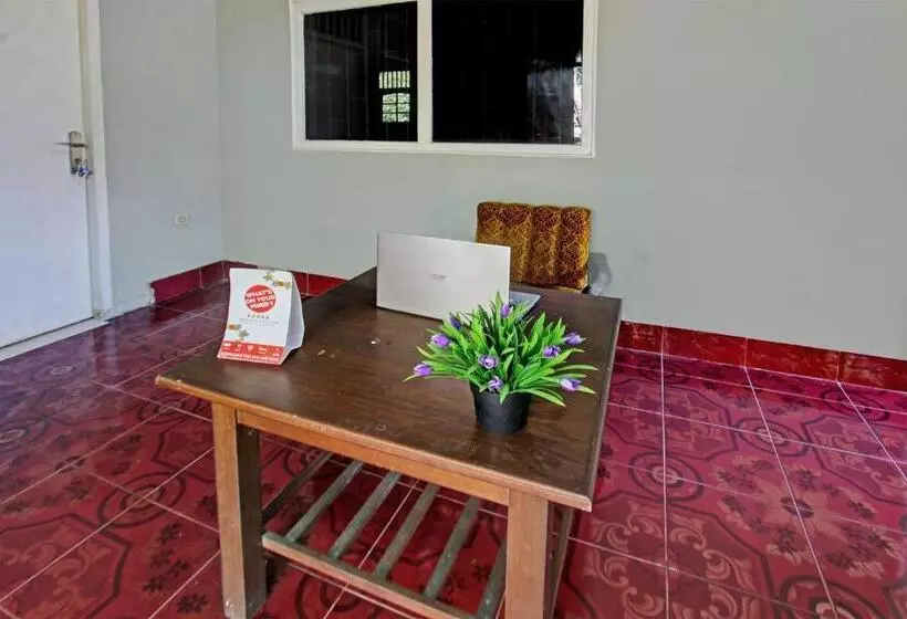 ホテル Spot On 92973 Madani Syariah Guesthouse