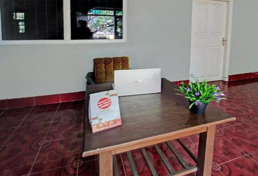 ホテル Spot On 92973 Madani Syariah Guesthouse
