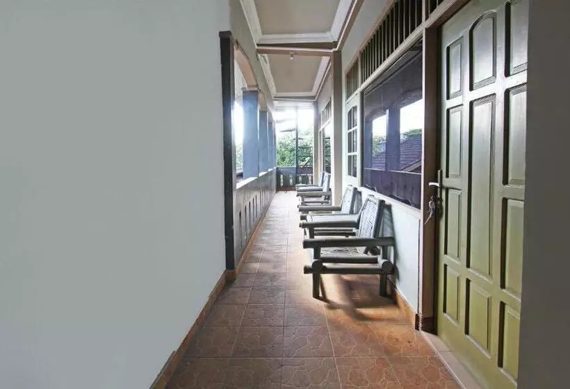 ホテル Spot On 92973 Madani Syariah Guesthouse