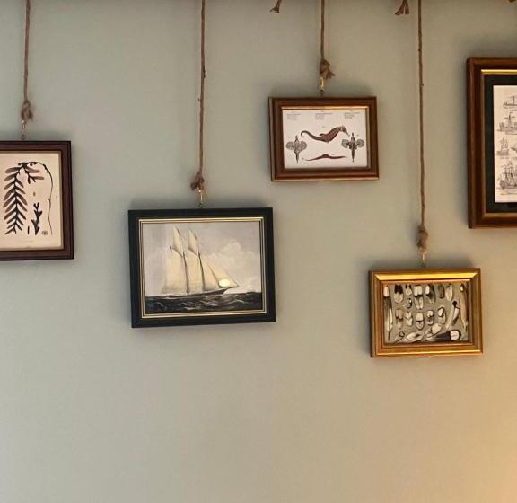 Отель The White Bear