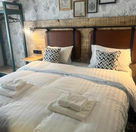 Отель The White Bear