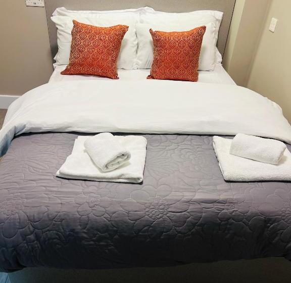 בית מלון כפרי Paragraph Palmers Green