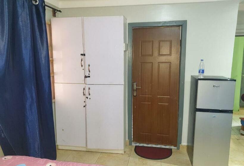 Vee, Only Female Hostel