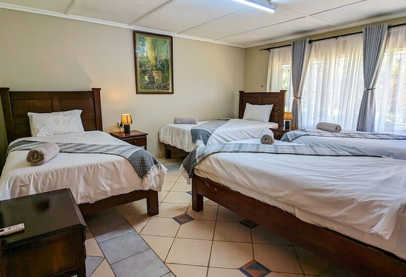 پانسیون Room In Villa Zambezi Family Lodge Leopard Room