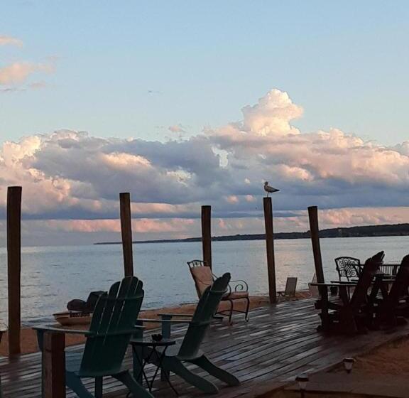 فندق Pine Haven Beach Resort