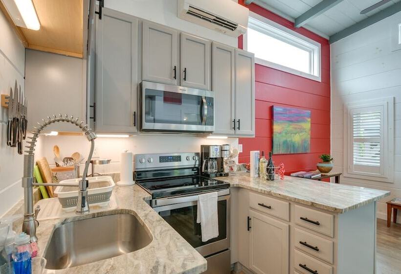 Chic Flat Rock Tiny Home: Pool Access!