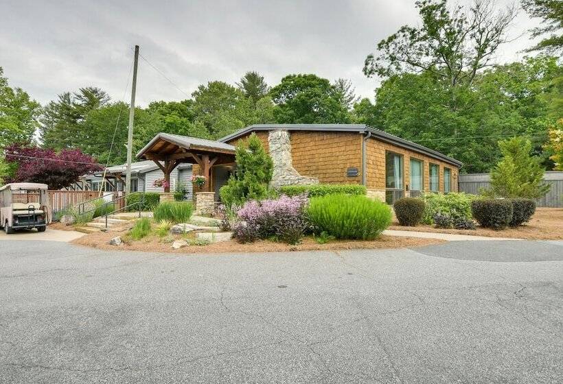 Chic Flat Rock Tiny Home: Pool Access!