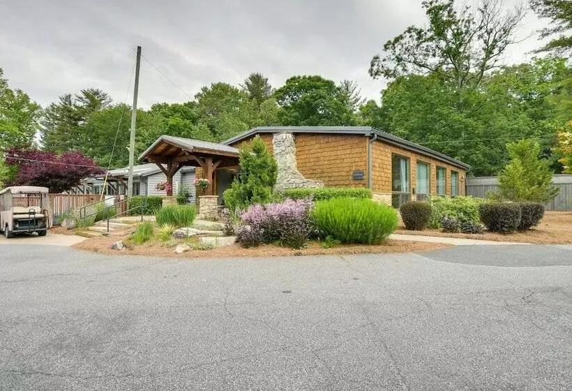 Chic Flat Rock Tiny Home: Pool Access!