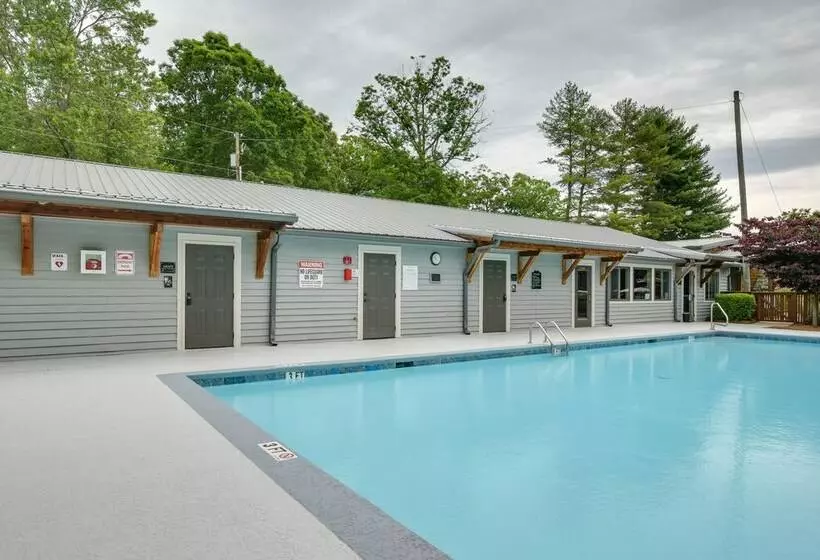 Chic Flat Rock Tiny Home: Pool Access!