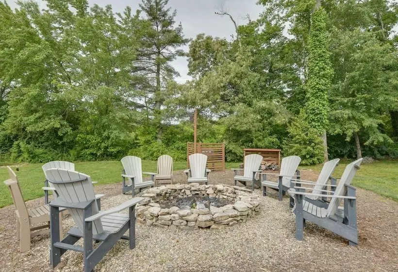 Chic Flat Rock Tiny Home: Pool Access!