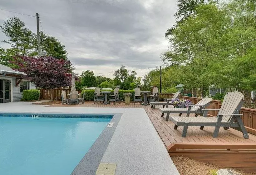 Chic Flat Rock Tiny Home: Pool Access!