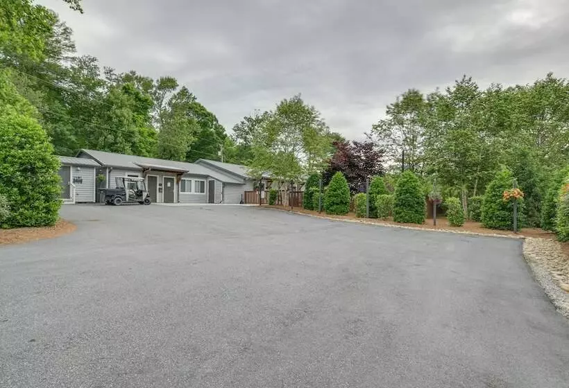 Chic Flat Rock Tiny Home: Pool Access!