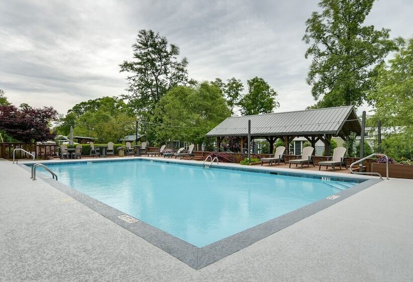 Chic Flat Rock Tiny Home: Pool Access!