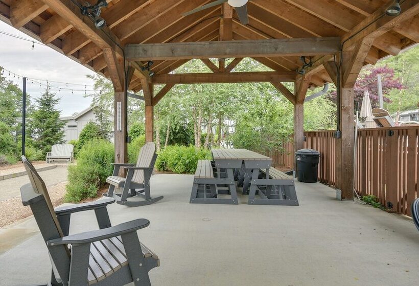 Chic Flat Rock Tiny Home: Pool Access!