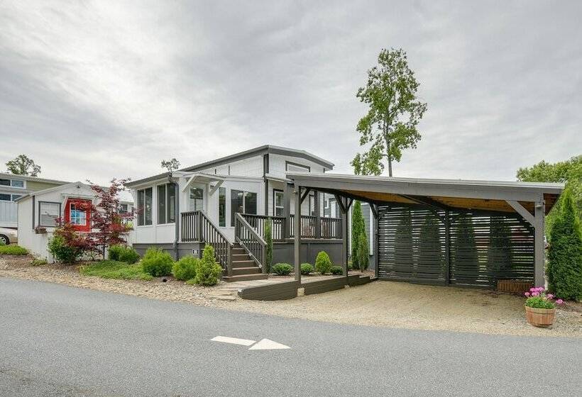 Chic Flat Rock Tiny Home: Pool Access!