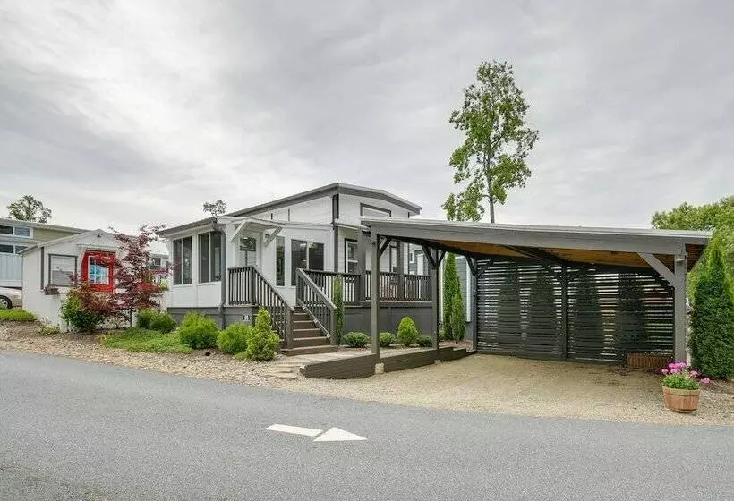 Chic Flat Rock Tiny Home: Pool Access!