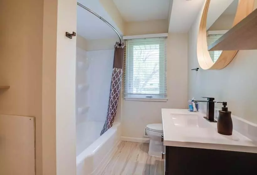 Cozy Minneapolis Home W/ Air Hockey, Near Downtown