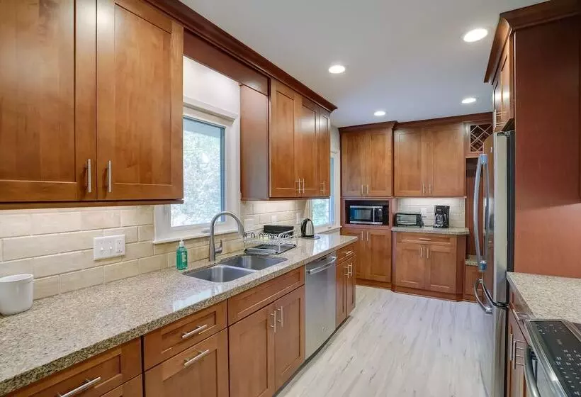 Cozy Minneapolis Home W/ Air Hockey, Near Downtown