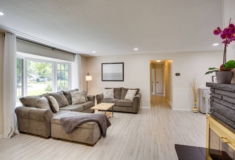 Cozy Minneapolis Home W/ Air Hockey, Near Downtown