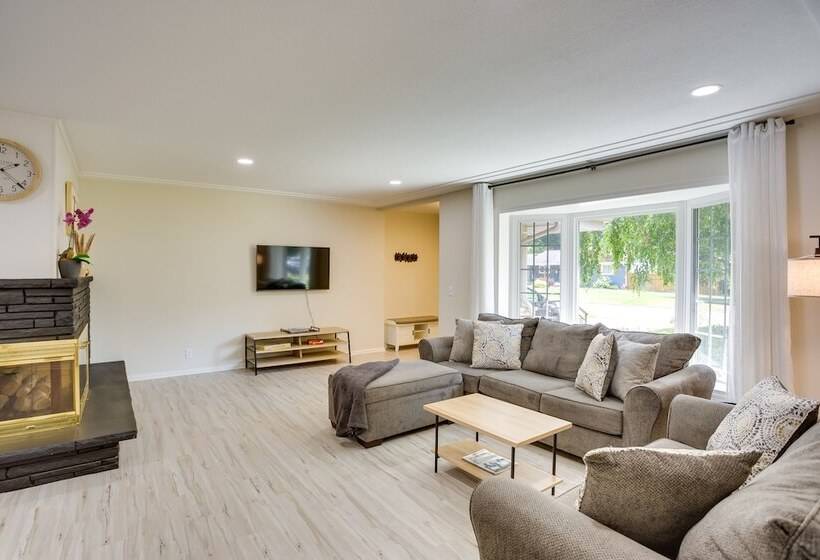 Cozy Minneapolis Home W/ Air Hockey, Near Downtown