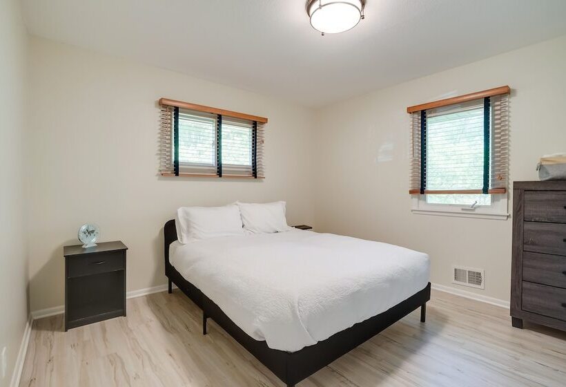 Cozy Minneapolis Home W/ Air Hockey, Near Downtown