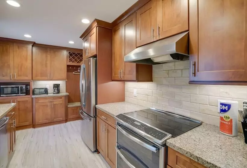 Cozy Minneapolis Home W/ Air Hockey, Near Downtown