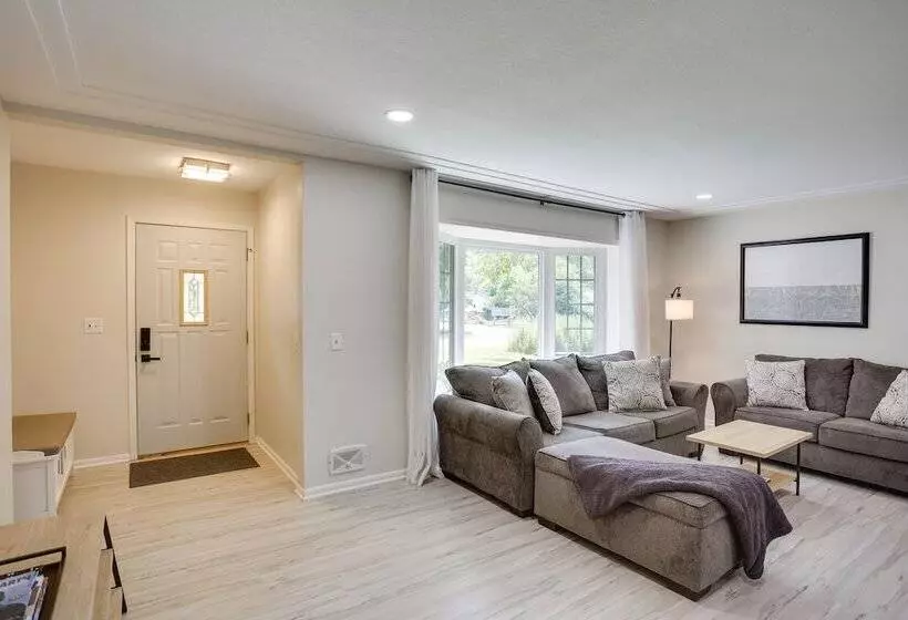 Cozy Minneapolis Home W/ Air Hockey, Near Downtown