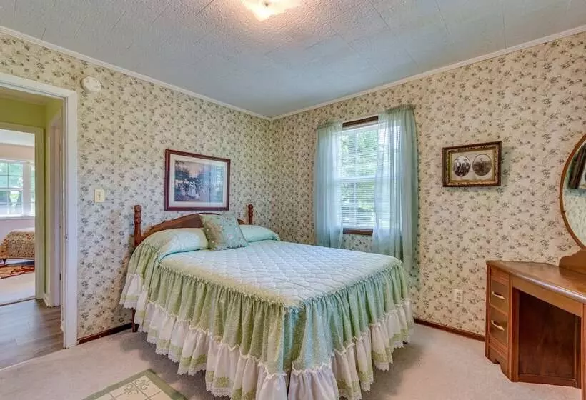 Delaware Vacation Rental: Walk To Lake Dardanelle!