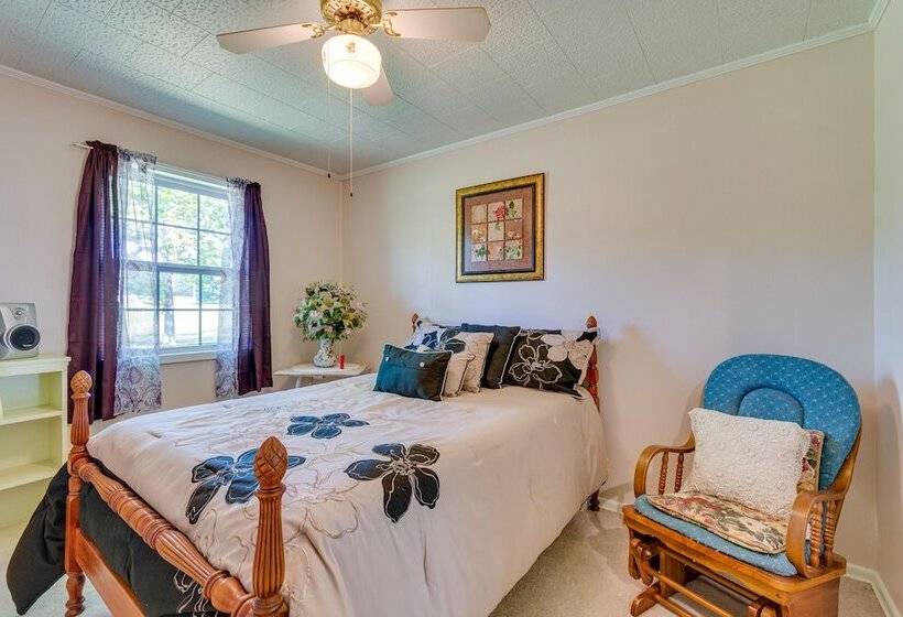 Delaware Vacation Rental: Walk To Lake Dardanelle!