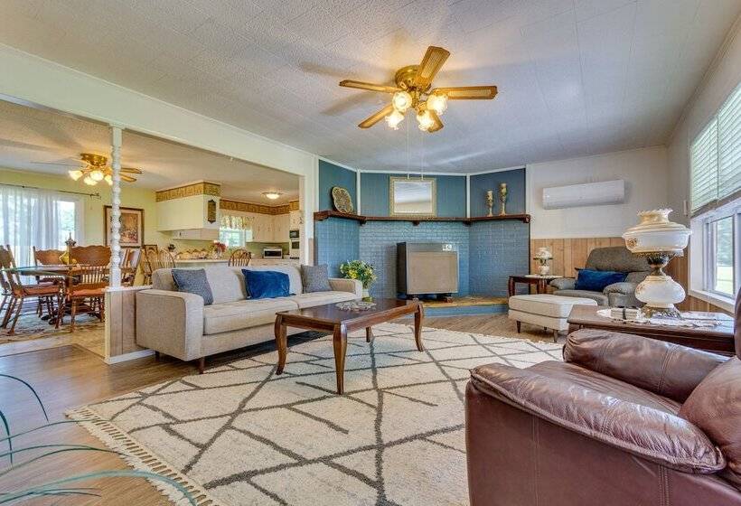 Delaware Vacation Rental: Walk To Lake Dardanelle!