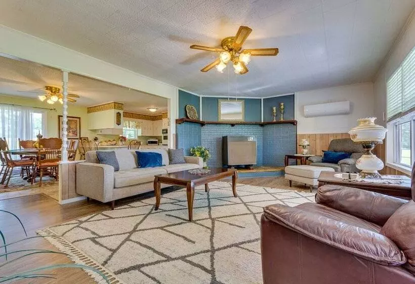 Delaware Vacation Rental: Walk To Lake Dardanelle!