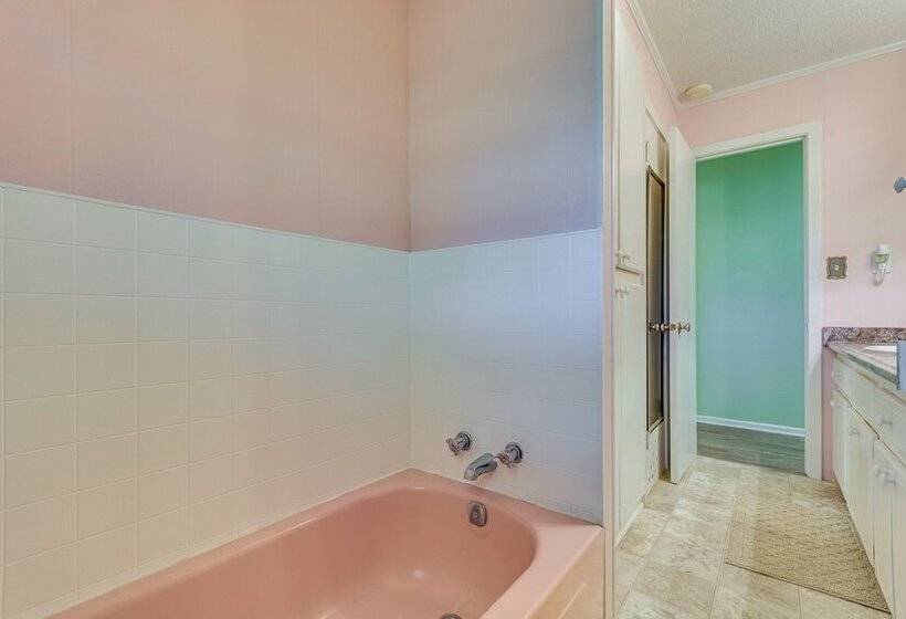 Delaware Vacation Rental: Walk To Lake Dardanelle!