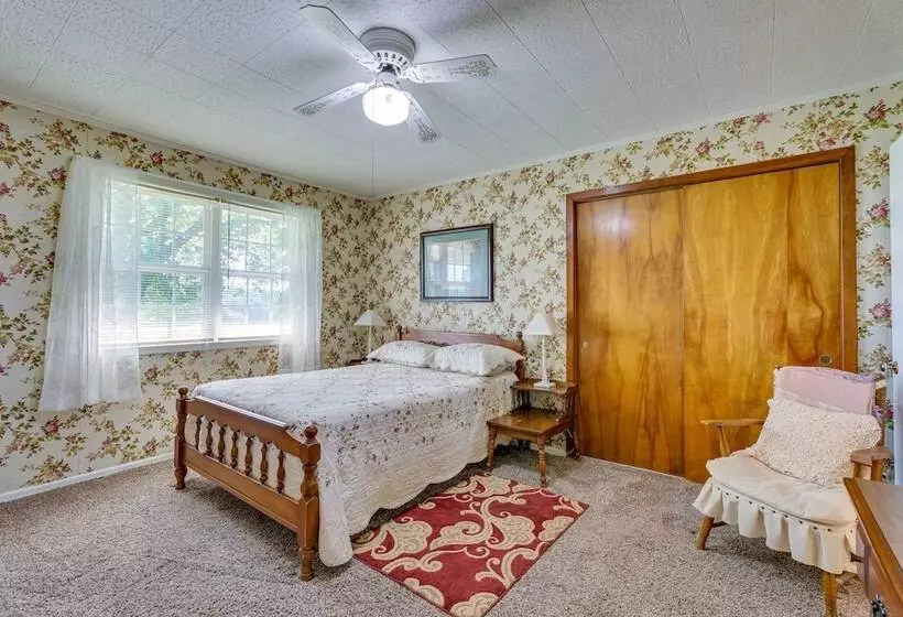 Delaware Vacation Rental: Walk To Lake Dardanelle!