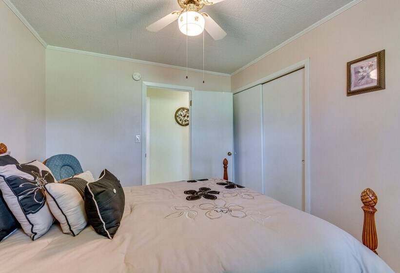 Delaware Vacation Rental: Walk To Lake Dardanelle!