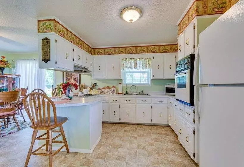 Delaware Vacation Rental: Walk To Lake Dardanelle!