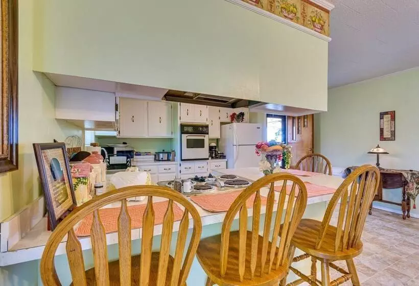 Delaware Vacation Rental: Walk To Lake Dardanelle!