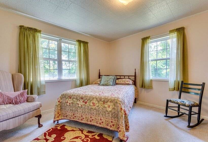 Delaware Vacation Rental: Walk To Lake Dardanelle!