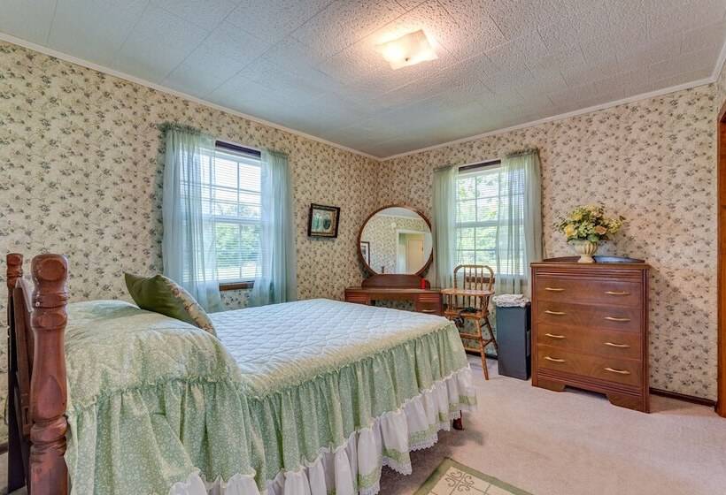 Delaware Vacation Rental: Walk To Lake Dardanelle!