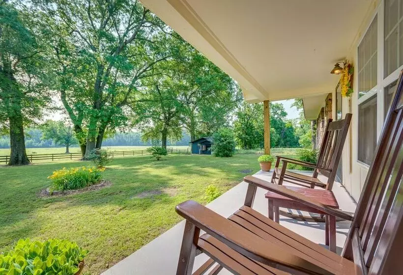 Delaware Vacation Rental: Walk To Lake Dardanelle!