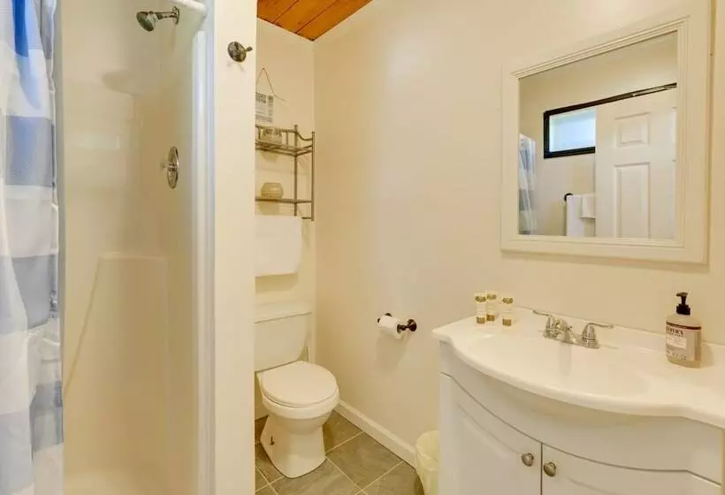 Porch & Fire Pit: Family Friendly Afton Cabin!