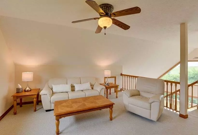 Gordonsville Retreat: Deck W/ Spectacular Views!