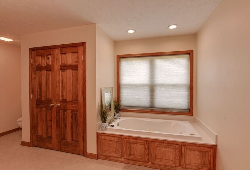 Gordonsville Retreat: Deck W/ Spectacular Views!