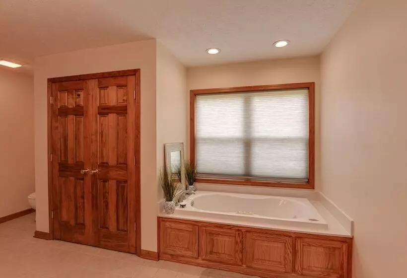 Gordonsville Retreat: Deck W/ Spectacular Views!