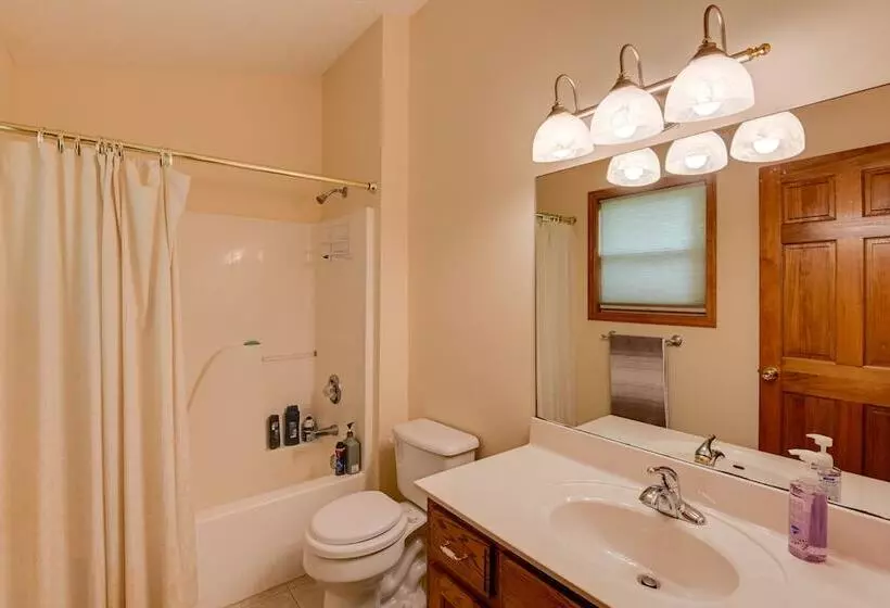 Gordonsville Retreat: Deck W/ Spectacular Views!