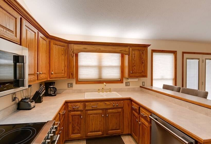 Gordonsville Retreat: Deck W/ Spectacular Views!