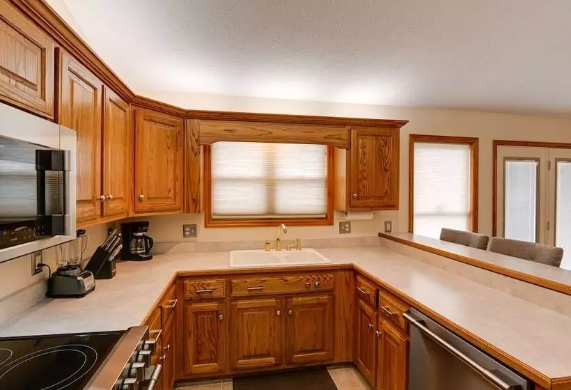 Gordonsville Retreat: Deck W/ Spectacular Views!